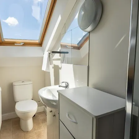 דירה Stylish Urban Retreat- Fast Wifi & Private Ensuite בריסטול