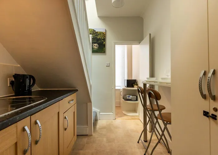 Stylish Urban Retreat- Fast Wifi & Private Ensuite Appartement *