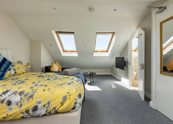 Stylish Urban Retreat- Fast Wifi & Private Ensuite Appartement *