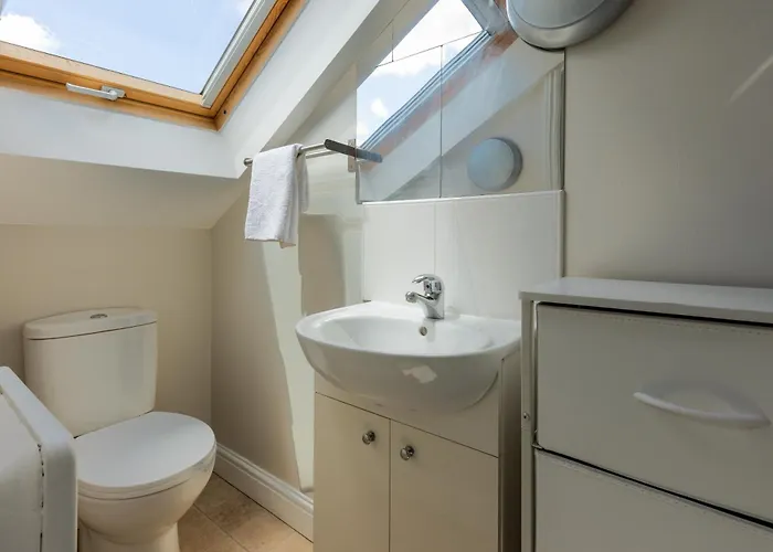 Stylish Urban Retreat- Fast Wifi & Private Ensuite Appartement