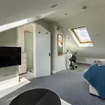 Stylish Urban Retreat- Fast Wifi & Private Ensuite Daire