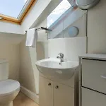 Stylish Urban Retreat- Fast Wifi & Private Ensuite Daire
