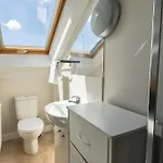 Daire Stylish Urban Retreat- Fast Wifi & Private Ensuite Bristol