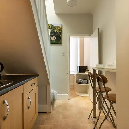 Stylish Urban Retreat- Fast Wifi & Private Ensuite Lejlighed *