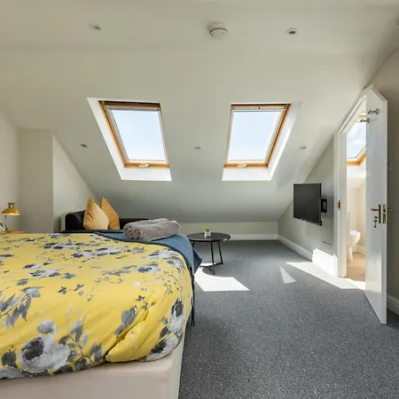 Stylish Urban Retreat- Fast Wifi & Private Ensuite Lejlighed *
