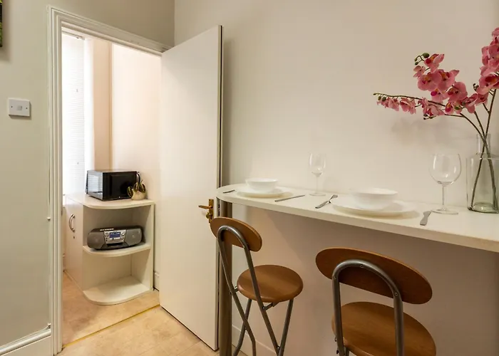 Stylish Urban Retreat- Fast Wifi & Private Ensuite Апартаменты Бристоль