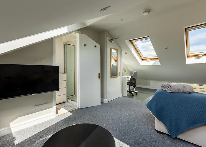 Stylish Urban Retreat- Fast Wifi & Private Ensuite Апартаменты