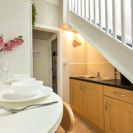 Stylish Urban Retreat- Fast Wifi & Private Ensuite Apartmán Bristol