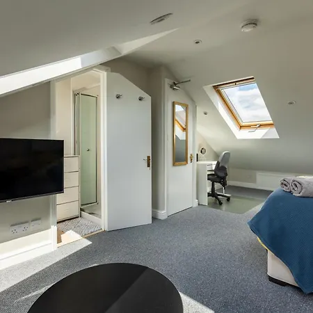 Stylish Urban Retreat- Fast Wifi & Private Ensuite Apartmán