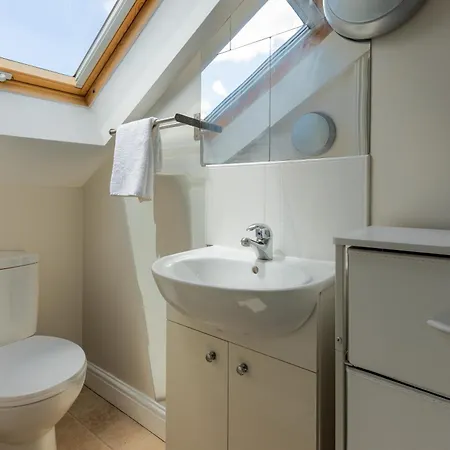 Stylish Urban Retreat- Fast Wifi & Private Ensuite Apartmán